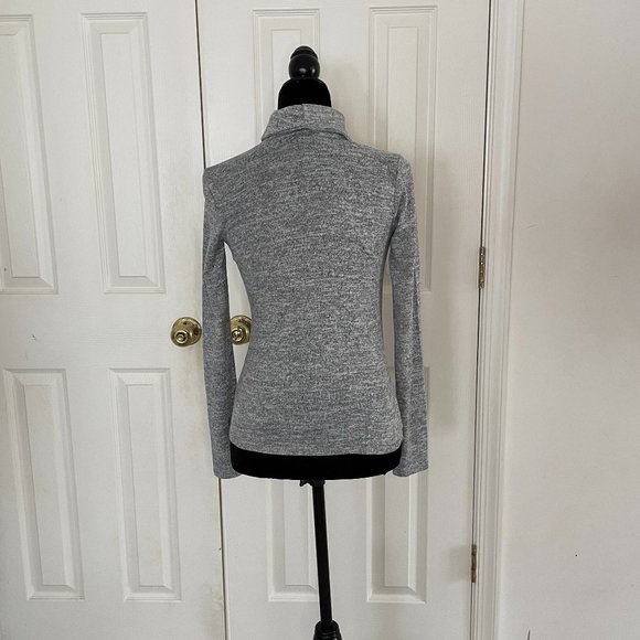 Long-sleeve turtleneck shirt from Forever 21 - Picture 5 of 10